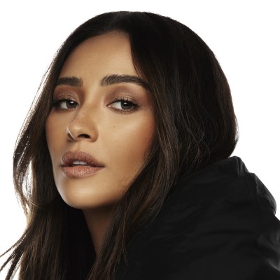 Shay Mitchell BÉIS Travel